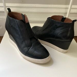 Cute wedge sneakers! Great for summer 🌞